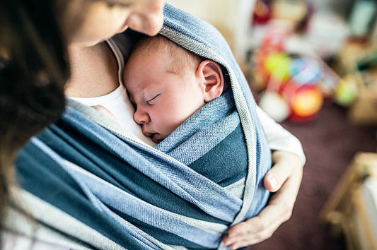 Skin to Skin e Babywearing: Benefici Per neonato e Genitori