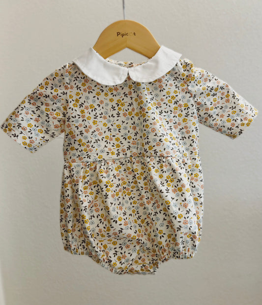 Pagliaccetto bimba in cotone OEKO-TEX® con fantasia floreale – fatto a mano in Italia
